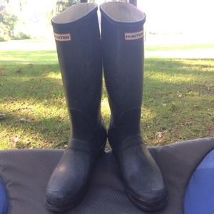 Tall navy Hunter matte rain boots!