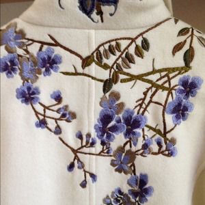 Gorgeous embroidered white coat w/ floral design!