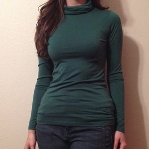Green turtleneck long sleeve shirt