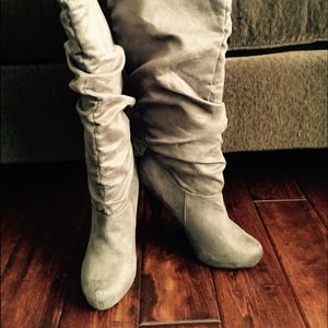 Below the knee boots - perfect for fall!!! 🍂🍂