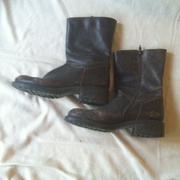 Brown mid-calf zipper boots.