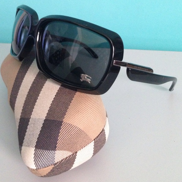 Burberry Chic black sunnies - Picture 2 of 4