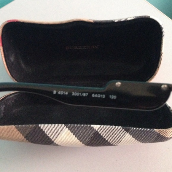 Burberry Chic black sunnies - Picture 3 of 4