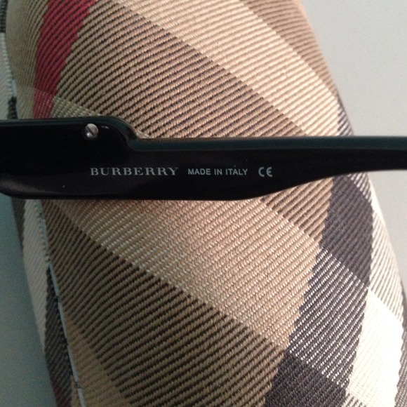 Burberry Chic black sunnies - Picture 4 of 4