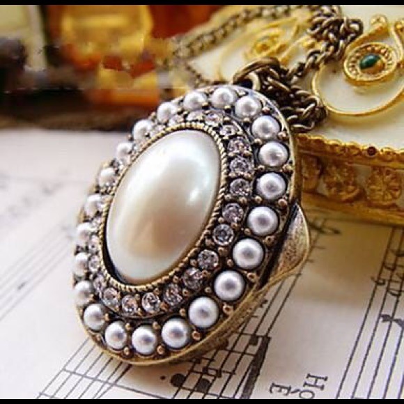 ModCloth Accessories - Pearl locket modcloth necklace