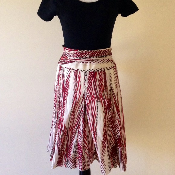 Skirt mid to long length.