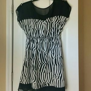 Black and white short sleeve dress