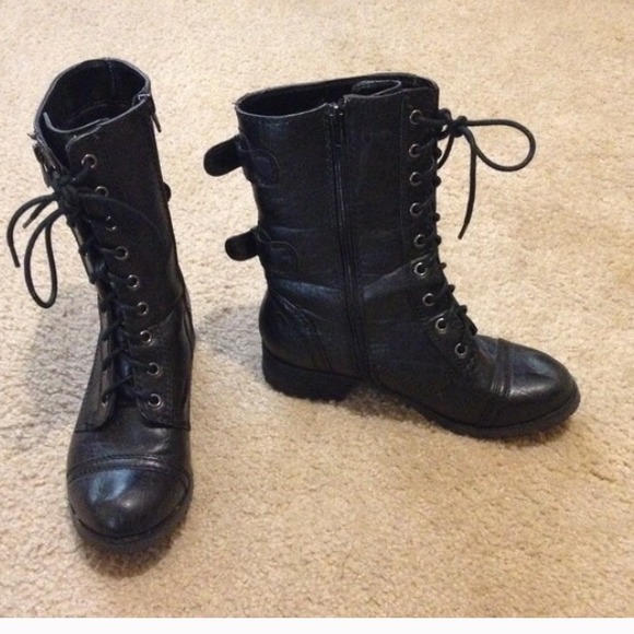 Black combat boots. Size 8. Great condition.