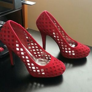 Red crushed velvet pumps