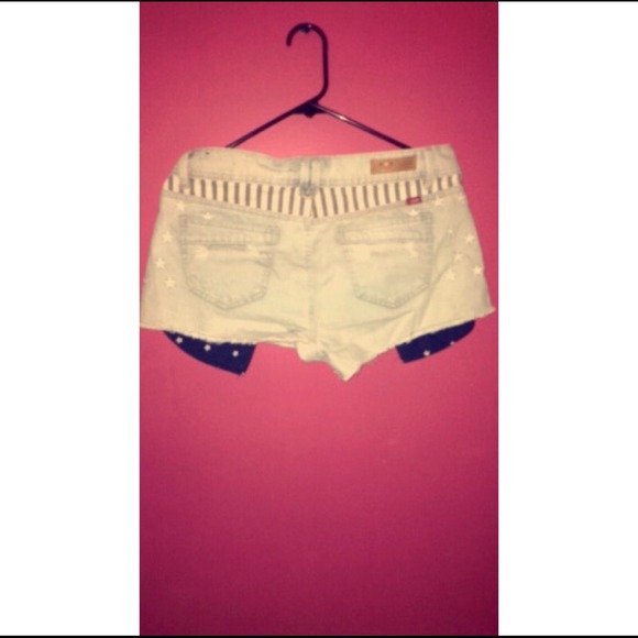 Shorts - Picture 2 of 3