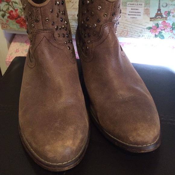 White Mountain Rocky Brown Leather Ankle Boot. - Picture 2 of 4