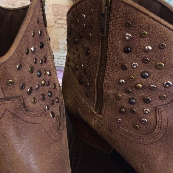 White Mountain Rocky Brown Leather Ankle Boot. - Picture 3 of 4