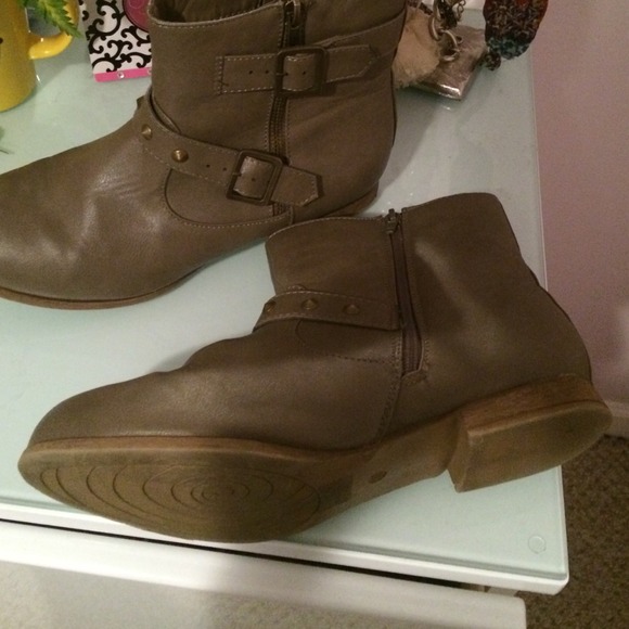 💚Charlotte Russe Gray Ankle Boot w/ Studs💚