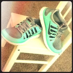 Debating whether to sell- Sea foam NIKE FREE 5.0