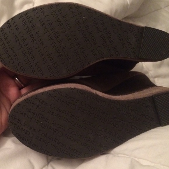 Calvin Klein - Picture 2 of 4