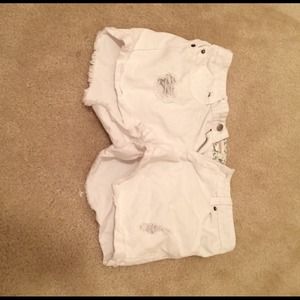 White shorts with floral print inside