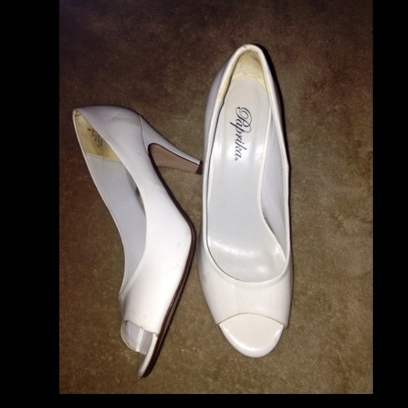White medium heels - Picture 3 of 3