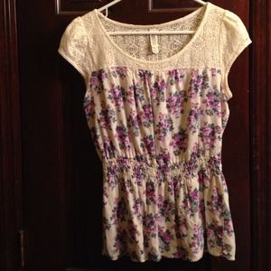 Floral short sleeve top with lace sleeves