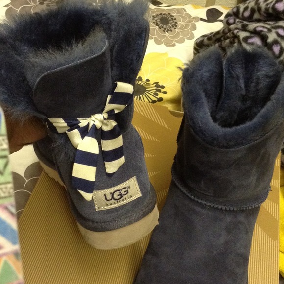 SOLD💰 navy blue mini striped bow Bailey uggs - Picture 3 of 3