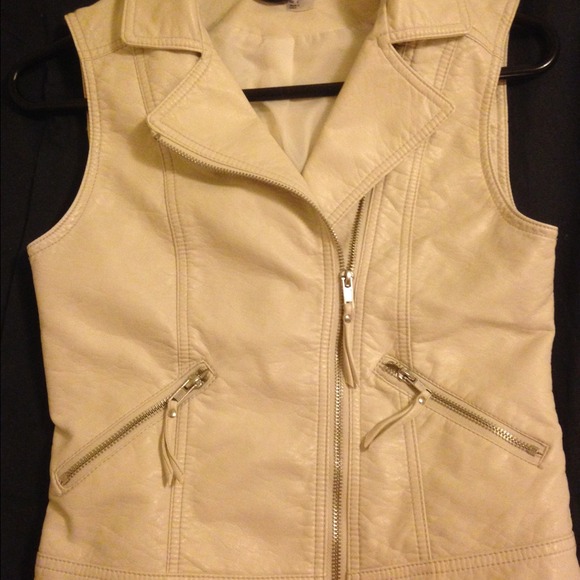🎉NWOT H&M Faux Leather Zip Up Vest