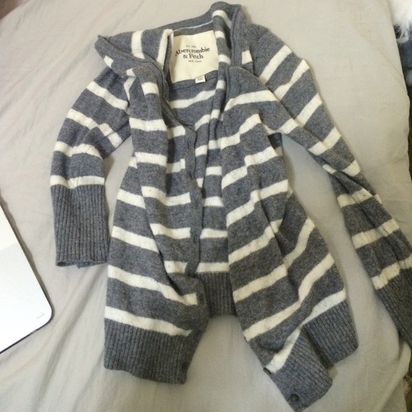 Worn Abercrombie and Fitch cardigan sz xs