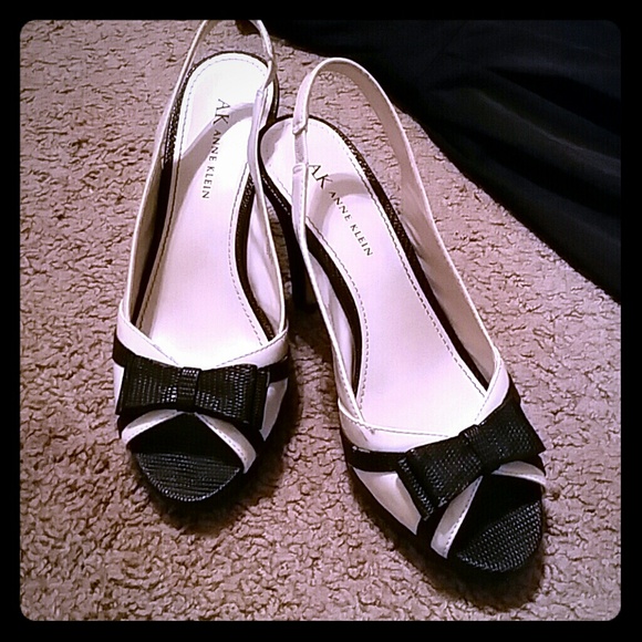 Peep toe snake-skin bow