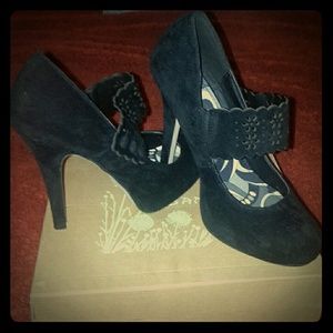 Size 7.5 black pumps. Excellent for any look!