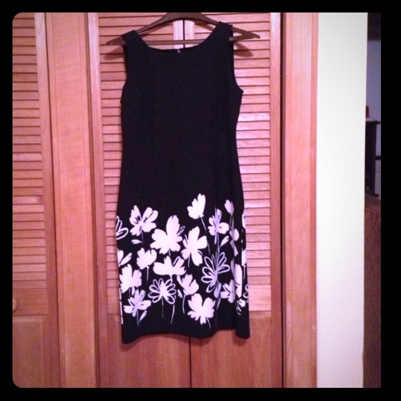 Black sleeveless dress with white flowers
