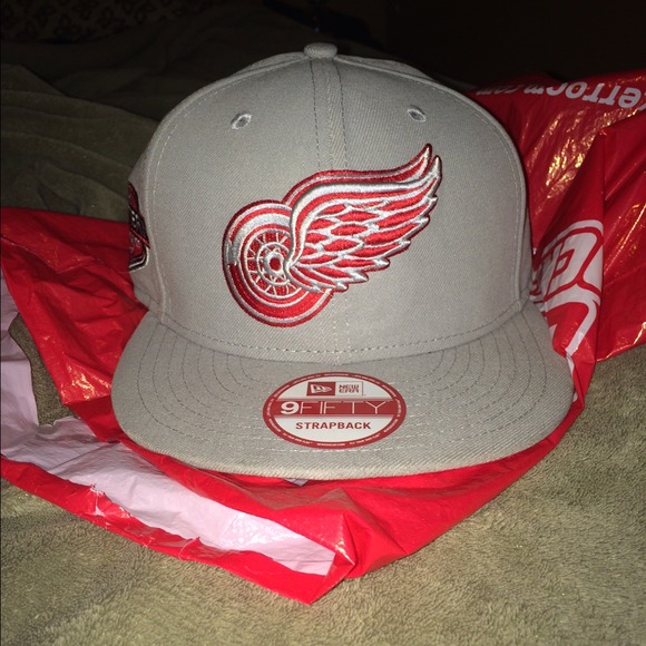 Red winds strap back! BNWOT, has never been worn!!