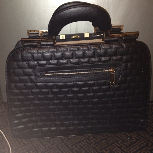 SOLD 🚫Classy quilted black purse