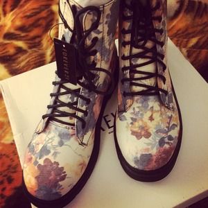 ❗️Brand New❗️Forever 21 floral boots❗️
