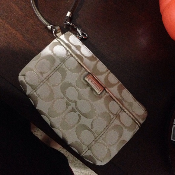 Coach wristlet SOLD 🚫🚫🚫 - Picture 1 of 3