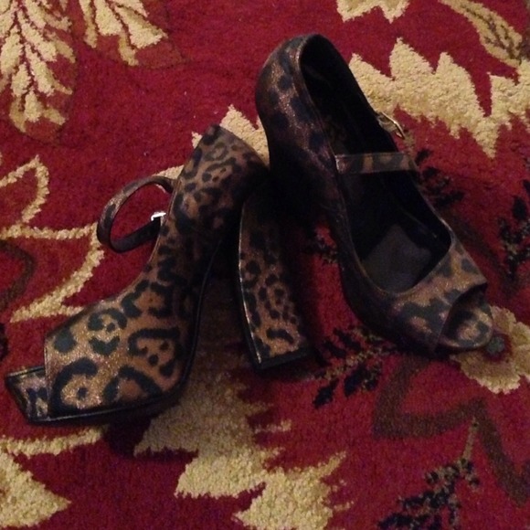 Stylist leopard heels