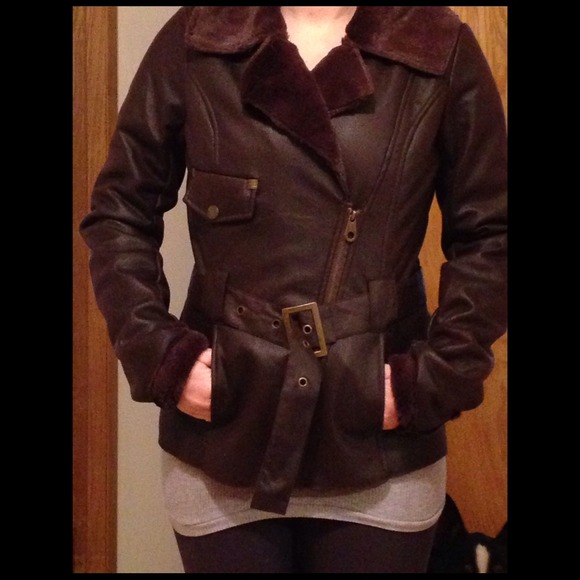 Small brown bomber jacket with soft interior - Picture 2 of 3