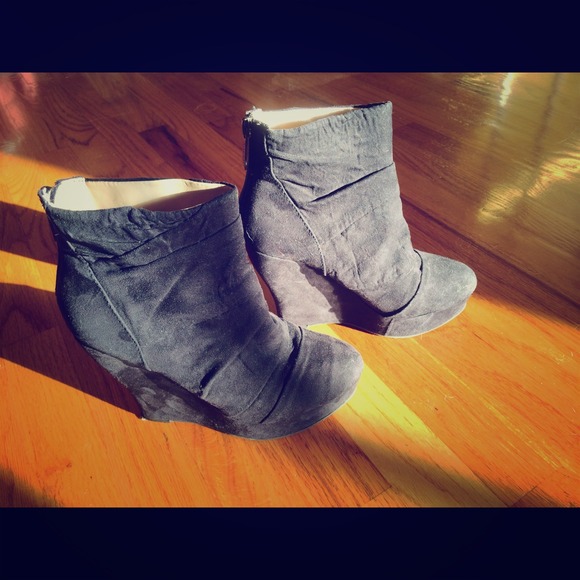⛄️Nine West suede wedge platform booties⛄️