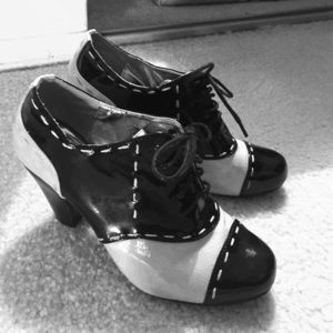 Retro patent black/white lace up heels