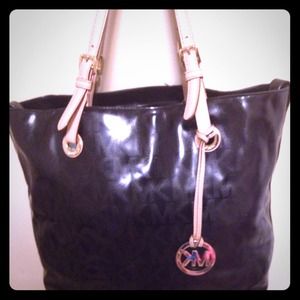 Authentic  Signsture Michael Kors purse!!