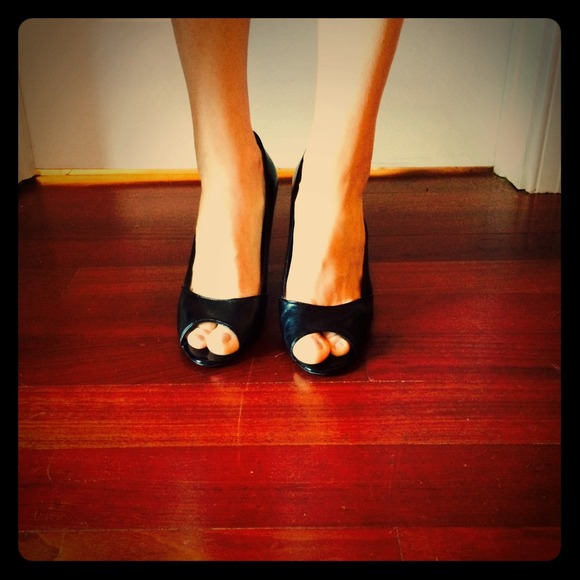 Nine West black leather peep toe pump