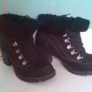 Selling shoes booties are size 6