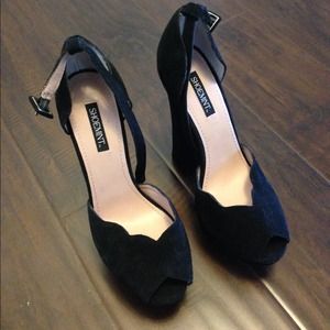 Shoemint black suede scallop heels