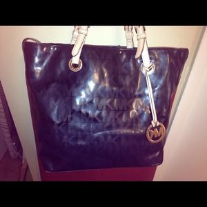 ON HOLD: Authentic Black Michael Kors For Sale!👜