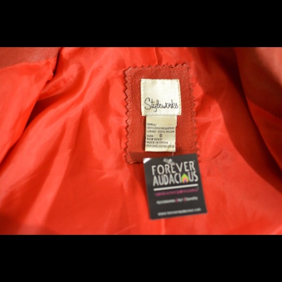 SOLD🎊Red Leather Crop Jacket size -small - Picture 3 of 3