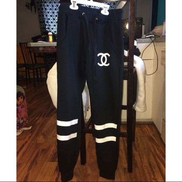 SOLD Brand new sweatsuit size medium - Picture 2 of 3