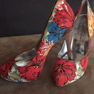 Jessica Simpson pumps