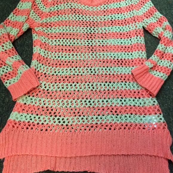 Super cute Pink Rose Sweater - Picture 2 of 4
