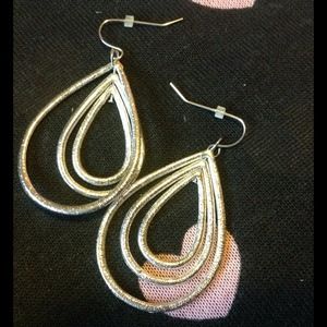 💗Silvertone Earrings 💗NWOB