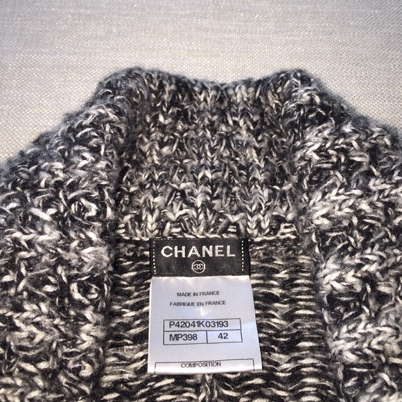 🎉HP🎉Chanel Sweater/Cardigan - Picture 4 of 4
