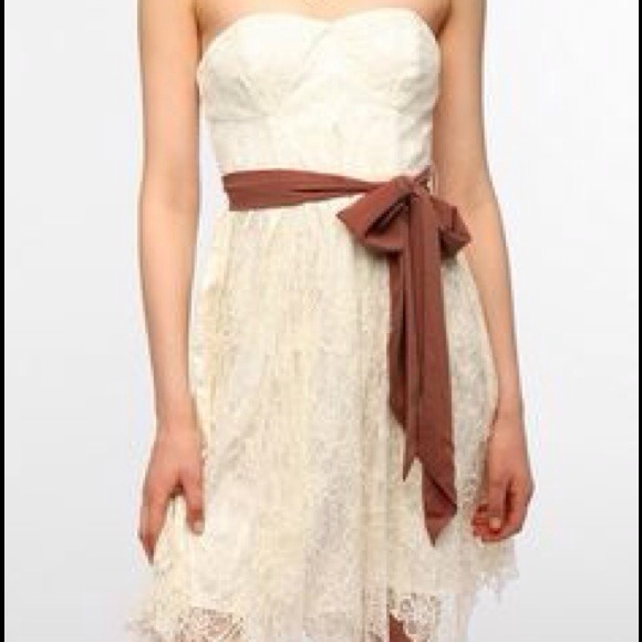 Urban Outfitters Dresses & Skirts - Strapless lace dress