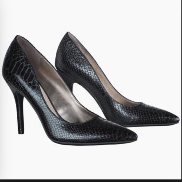 Sam & Libby black snakeskin pumps