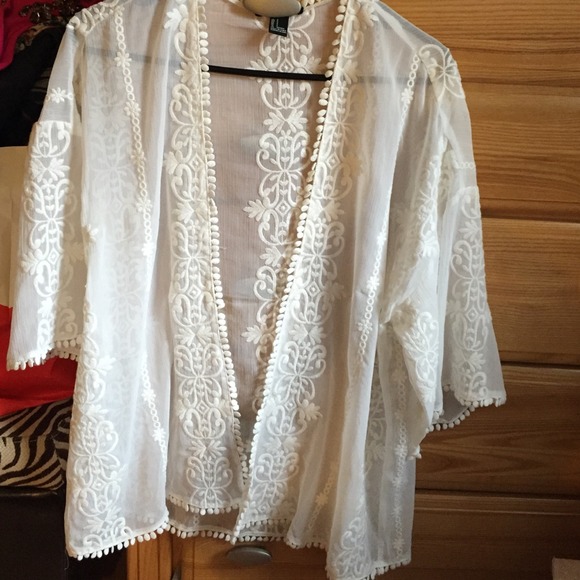 Beautiful white lace kimono from Forever 21 - Picture 2 of 4